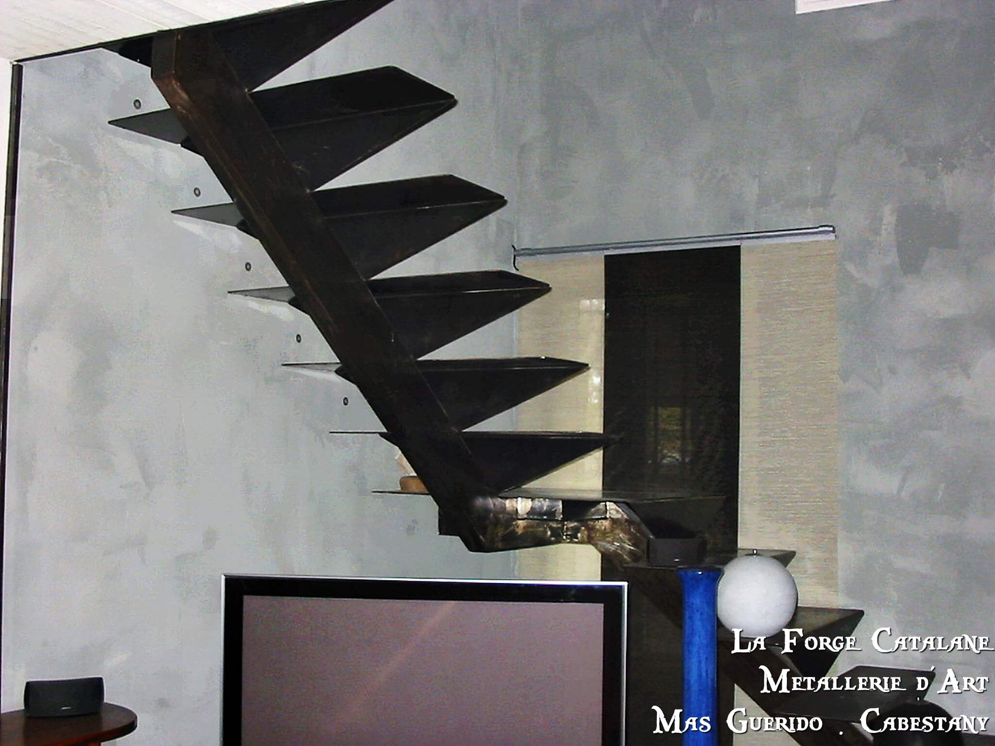 escalier limon central marches tole pliee 5 forge catalane.jpg